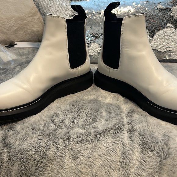 Woman’s ALEXANDER MCQUEEN Chelsea Boots - Picture 2 of 6